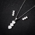 Conjunto de joyas de acero inoxidable plateado con collar de triple corazón y pendientes - Tres Corazones / Color Acero