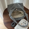 Dettaglio interno della borsa in maglia con chiusura magnetica e tasca interna - Strisce Grigie e Bianche