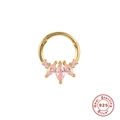 Détail d'un piercing de nez en argent S925 doré serti de cristaux roses brillants - Rose Pièce Unique