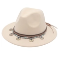 Cappello fedora beige a tesa larga con decorazioni etniche e ciondoli in metallo - Beige