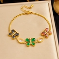 Détail d'un bracelet papillon doré avec cristaux colorés sur un coffret à bijoux - Style Papillon aux Pierres Multicolores (B2001)