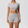 Detail von hellgrauem Kurzarm-Crop-Top und High-Waist-Biker-Shorts im Yoga-Set - S / Oberteil Und Unterteil / Frostgrau