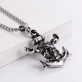 Collana con ancora retrò, teschio pirata e spade incrociate con finitura argento antico - Ciondolo Colore Acciaio (Senza Catena)
