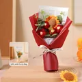 Handgefertigter Häkelstrauß mit Sonnenblume, roten Rosen und eleganter Geschenktüte - Ohne Licht / Rot