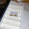 Détail d'une bague croisée argentée avec perles blanches et cristaux en écrin - 9# Bague-Argent