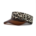 Dettaglio della fascia elastica leopardata con visiera parasole marrone traslucida - Taglia Unica(Regolabile) / Leopardo Beige