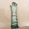 Detailansicht der langen dunkelgrünen Tüllhandschuhe mit eleganten Raffungen - 55cm / Dunkelgrün