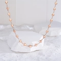 Detailansicht der roségoldenen Herz-Gliederkette auf einem weißen Steinsockel - Roségold