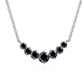 Vista dettagliata di sette moissaniti nere incastonate in un ciondolo curvo in argento sterling - 2.8 Carati / Argento 18K Pietra Nera