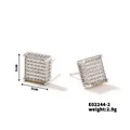 Dettaglio degli orecchini a bottone quadrati in rame con pavé di zirconi e misure di 1cm x 1cm - Argento