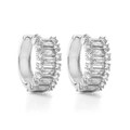Macro detail van zilveren oorringen met baguette geslepen en pavé gezette zirkonia - Zilver T-Vierkant Zirkonia