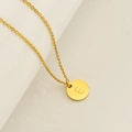 Collier doré en acier inoxydable avec pendentif rond et lettre E gravée élégante - Lettre E (Chaîne Incluse)