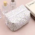 Gesteppte Baumwoll-Kosmetiktasche mit lila Blumenmuster und weißem Reißverschluss - Violett Blumig