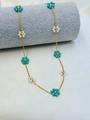 Dettaglio della collana a catena dorata con delicati fiori di perline blu e bianchi - Oro Verde Turchese + Bianco Perla Artificiale