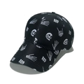 Cappellino da baseball nero con teschi bianchi e scritta BOO visto da un angolo di 45 gradi - M (56-58cm) / Nero