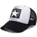 Gorra trucker de rejilla en blanco y negro con patrón de estrellas y letras estampadas - Ajustable / Blanco