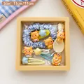 Rosa Kirschblüten und blaues Bär Haar-Accessoires-Set im gelben Schaurahmen - Gelber Bär Set B (Folienbox)
