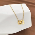 Minimalistische Halskette mit doppelten ineinandergreifenden Herzen aus Goldstahl - Gold