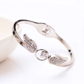 Detail van de zilveren roestvrijstalen armband met engelenvleugels en zirkonia-stenen - Zilver
