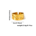 Detaillierte Ansicht des goldenen breiten Rings mit Hammerschlag-Textur und Maßen - Gehämmerte Textur Breit (TYR0274)