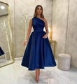 Robe de soirée élégante en satin bleu marine à une épaule avec plis et jupe évasée - US 12(L) / Bleu Marine