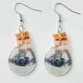 Lustige orangefarbene Acryl Garfield Katzenohrringe mit rosa Diskokugel-Anhängern - Orange Disco Ball Katze