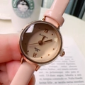Elegante Damen Quarzuhr mit rosa Lederarmband und roségoldenem Gehäuse in Lifestyle-Umgebung - Rosa (73739)