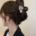 Eleganter großer schwarzer Haarklammer mit rosa und beigen Herzen getragen von einem Modell - Rosa Herz Schwarze Klammer 13cm