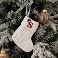 Weißer gestrickter Weihnachtsstrumpf mit roter Stickerei Buchstabe S am Baum - Bestickte kleine Strickstrumpf Weiß S