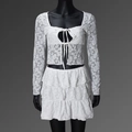 Dettaglio del pizzo floreale bianco e dei lacci sul crop top a maniche lunghe - S / Bianco