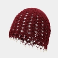 Detalle de gorro de ganchillo burdeos con diseño calado y borlas de perlas blancas - Talla única / Burdeos