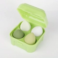 Primer plano de 4 esponjas de maquillaje en forma de gota en verde y blanco con caja - 4 Unidades Caja Verde