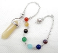 Lichtgele kristallen pendel met zeven chakra kralen en een zilveren ketting - B39-Gele Kwarts