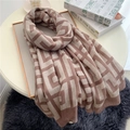 Dettaglio di sciarpa vintage in cotone e lino con motivi geometrici marroni e beige - Taglia Grande Lunga / Geometrico Cammello e Caffè