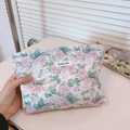 Detail der floralen Baumwoll-Kosmetiktasche mit Rosenmuster und Simple Wish-Webetikett - Hellviolette Rose