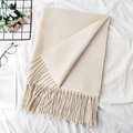 Elegante sciarpa invernale beige effetto cachemire con frange su sfondo bianco - 1# Bianco crema