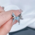 Vue macro d'une bague papillon en argent avec émail bleu clair et pierre rectangulaire - Style 1 Bague Ouverte Papillon
