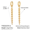 Detailansicht der langen Weidenblatt-Ohrringe aus Edelstahl mit Maßen und Gewicht - Gold (YYE025376-G)