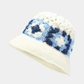 Künstlerischer gehäkelter Fischerhut in Creme mit blauen Blumenmustern im Detail - M (56-58cm) / Weiß
