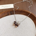 Collana con ciondolo a forma di bassotto e fiore di perla su catena d'argento elegante - Argento-Caffè
