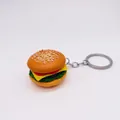 Nahaufnahme eines realistischen Burger-Schlüsselanhängers mit Brötchen und Salat-Details - Hamburger