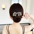 Pince à cheveux torsadée élégante avec fleurs blanches et perles sur le chignon - Chignon Fleur Éventail - Noir