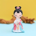 Schattig meisje in roze hanfu met witte kat, decoratief harsfiguurtje voor bureau - 1003-5 Middelgroot Kat vasthoudend