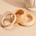 Set de tres pulseras abiertas geométricas de madera vintage con veta natural de madera - Juego de Color Madera Clara