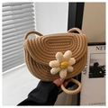 Detail einer khakifarbenen Web-Satteltasche mit niedlicher weißer Gänseblümchen-Verzierung - Braun