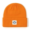 Berretto in maglia arancione per neonati con toppa quadrata bianca e motivo smiley - Arancione