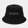 Dettaglio della citazione di Shakespeare ricamata sul cappello a secchiello nero - M (56-58cm) / Nero