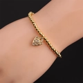 Nahaufnahme eines goldenen Perlenarmbands mit einem herzförmigen bösen Blick-Anhänger - CB00223/Goldperle Herz Böser Blick