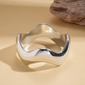 Brazalete ondulado de plata pulida con diseño irregular sobre un fondo estético - Estilo Grueso Ondulado (1#)