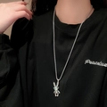 Collana astronauta coniglietto d'argento e ciondolo in pietra di luna su felpa nera - Coniglio Astronauta (Stile 16)